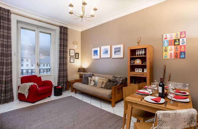 Le Majestic 76 appt - an apartment that sleeps 6 guests in 2 bedrooms