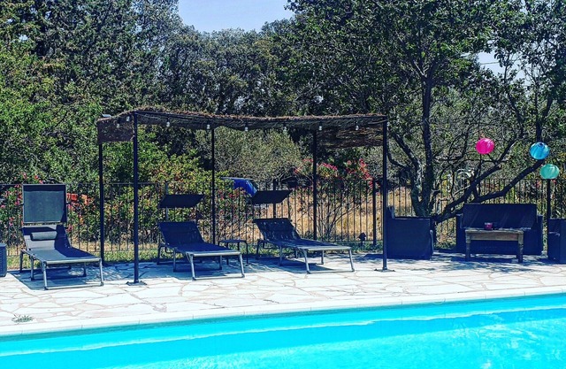 Le Mas de l'Amourié: a spacious, rural holiday cottage with pool in Drôme