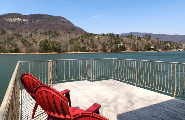 Le Petite Chateau - Lakefront - Upper/Lower Units Sleeps 6 dog friendly