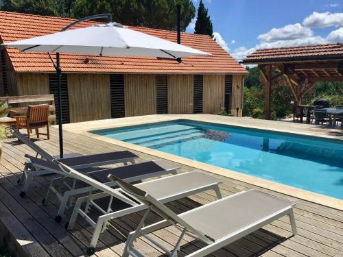 Le séchoir à tabac et sa piscine Les temps des sources