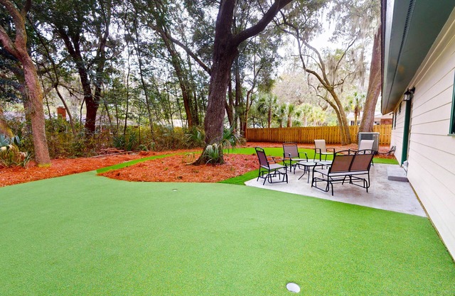 LEGACY GREEN 3 bedrooms, 2.5 bathrooms, 3 hole putting green