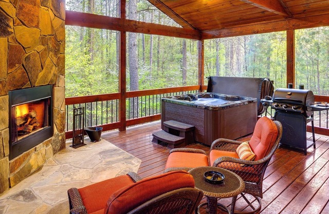 Legends Lair-Mountain Hideaway, Woodburning Fireplace, Hot Tub, Jetted Tub🔥🌊🌲