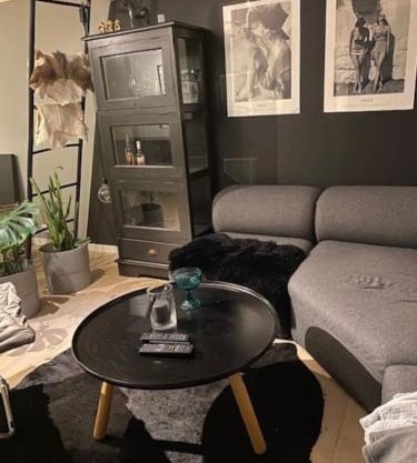 Leilighet, to rom med eget bad ved sjøen