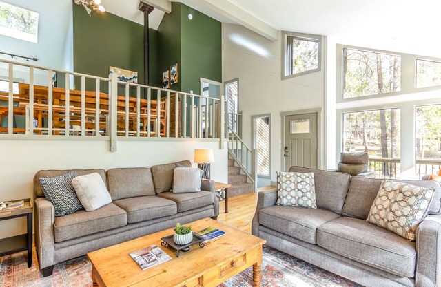 LEIS03 - Beautiful, Modern Home, Fireplace, Hot Tub, Bike