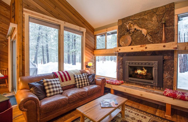 LEIS05 - Mountain Cabin, A/C, Short Walk to Village, Pet Friendly, Hot Tub
