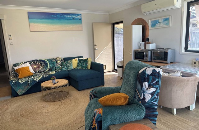 Leisure by the Lakes- 5 mins drive to major shopping, beaches and hospitals