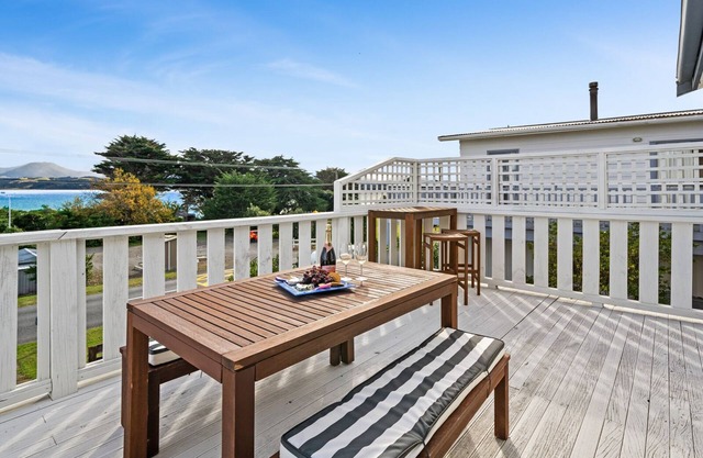 Lendale Bach - Lake Ferry Holiday Home