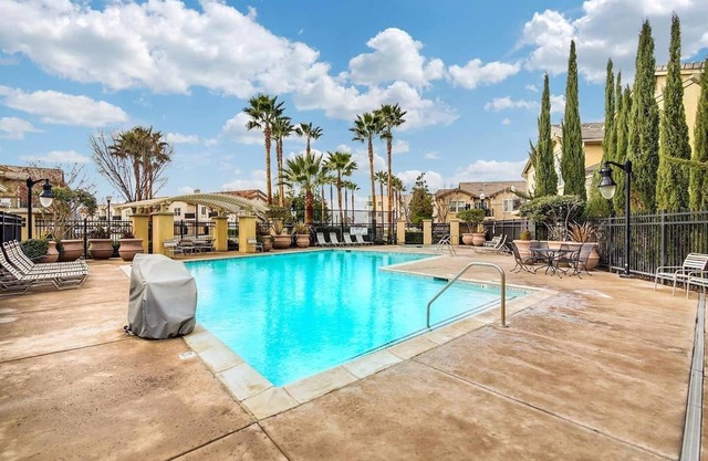 LePark YELLOW with Pool & Spa Next to Downtown Golden One Airport