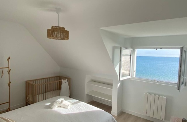 Les pieds dans l'eau. privileged location with direct access to the beach.