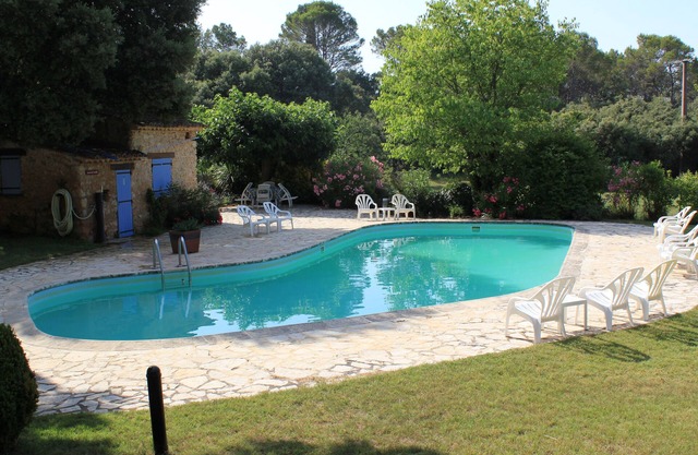 Les Messugues, typical Provencal farmhouse with shared pool, nature, peace