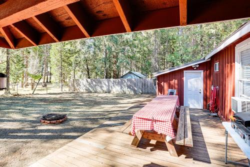 Less Than 2 Mi to Trinity Lake NorCal Getaway with BBQ