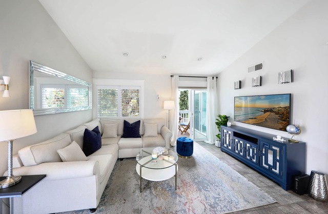 Less than 5 min stroll across to the ocean! Top-Level Unit. Quiet Location.