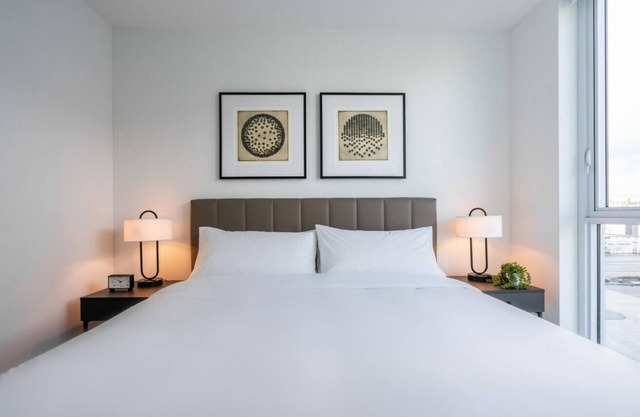 Level Long Beach- Gorgeous One Bedroom Suite by the Beach!
