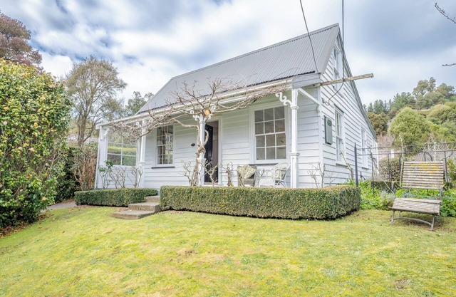 Libeau Cottage - Akaroa Holiday Home