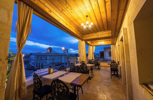 Library Cave Hotel