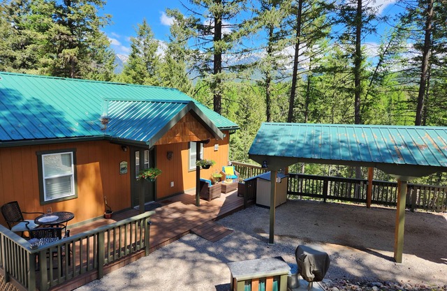 Life`s A Bear Retreat! COUPLES HOT TUB! n& KING SIZE BED!
