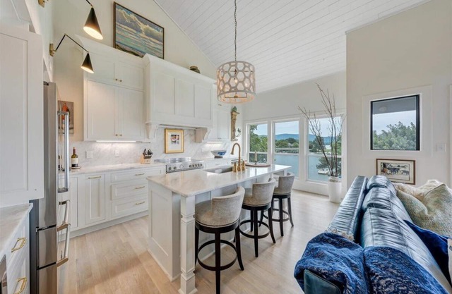 Lifestyle & Lake Mountain Sunrise Penthouse ~ ★Laidback Luxury ★Hot Tub ★Pool