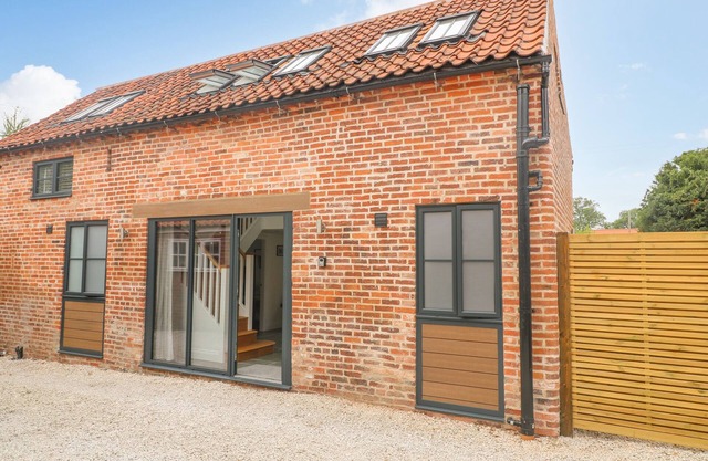 LIFFORD COACH HOUSE, pet friendly, with a garden in Sutton-On-Trent