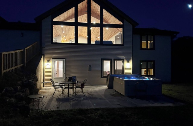Lighted Hot Tub w/4 BD/2.5 Baths and VERY close to town.