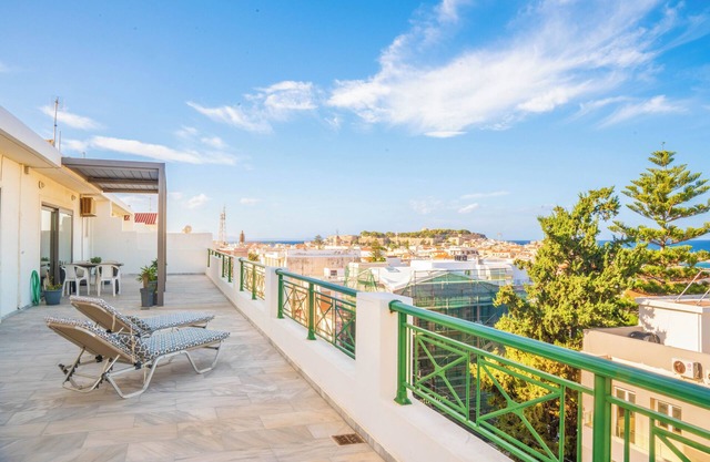 Lily's Penthouse in the centre of Rethymno with private parking