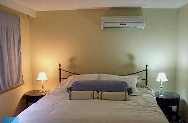 Linden Homestead: King Bed Cottage on Century Farm Property