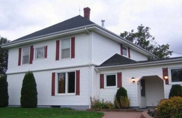 Linden Homestead: Modern Queen Bed B&B suite in Century Farm House