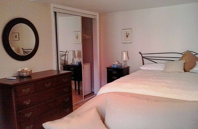 Linden Homestead: Modern Queen Bed B&B suite in Century Farm House