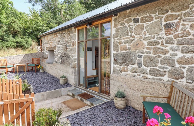 LINGCOMBE BARN, pet friendly, character holiday cottage in Chagford