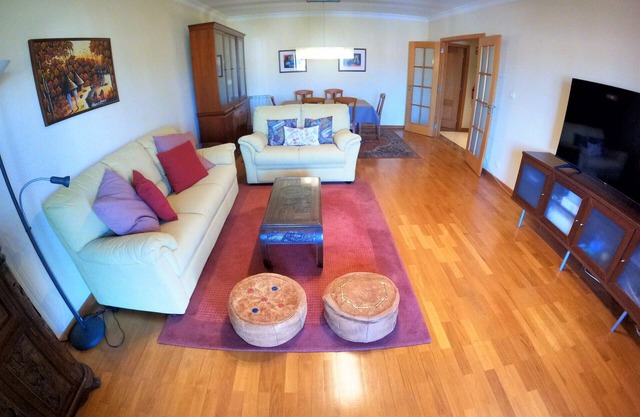 Lisbon, 2 bedroom apartment w/balcony in Algés