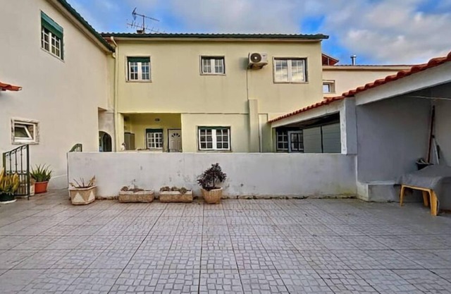 Lisbon elegance at quiet beach escape!nn