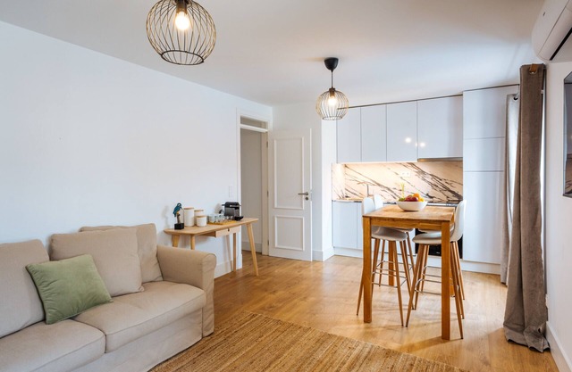 Lisbon Skyline Apartment by Misha's Place (5E)