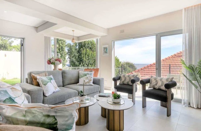 Lisburn On Clifton Beach House - Modern with views