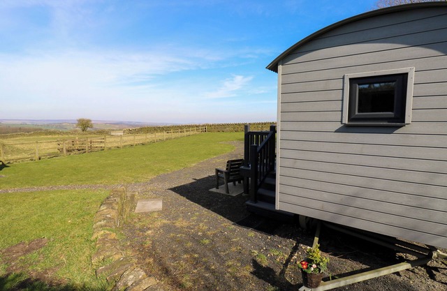 LITTLE ACRE, pet friendly, with a garden in Oxenhope