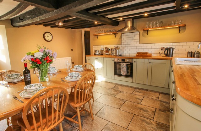 LITTLE BICTON, pet friendly, with hot tub in Clun
