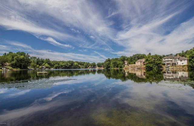 Little Blue Bungalow: Leaf-Peeping & Lake Views – Fall Perfection Starts Here