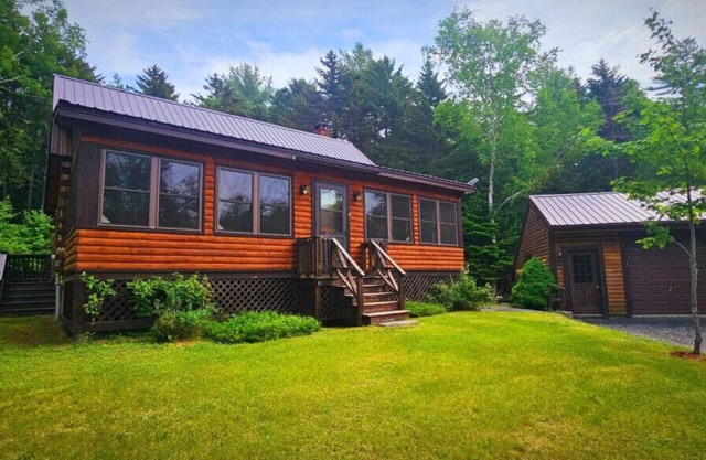 Little Moose Lodge - 5 minute walk to Moosehead Lake