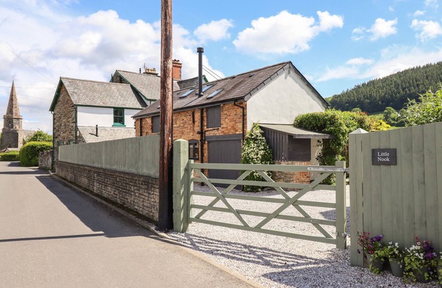 LITTLE NOOK, family friendly, with open fire in Llandrillo
