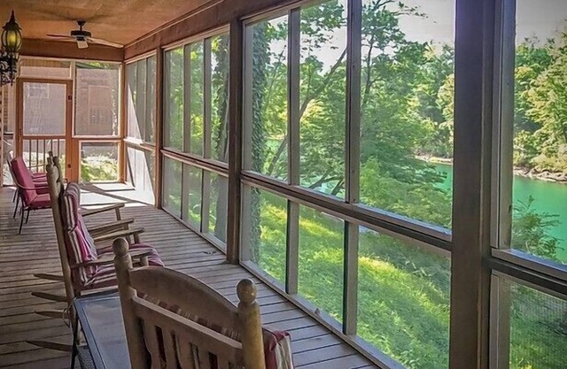Little Red River Waterfront Cabin for 5 w/dock access and screened in porch!