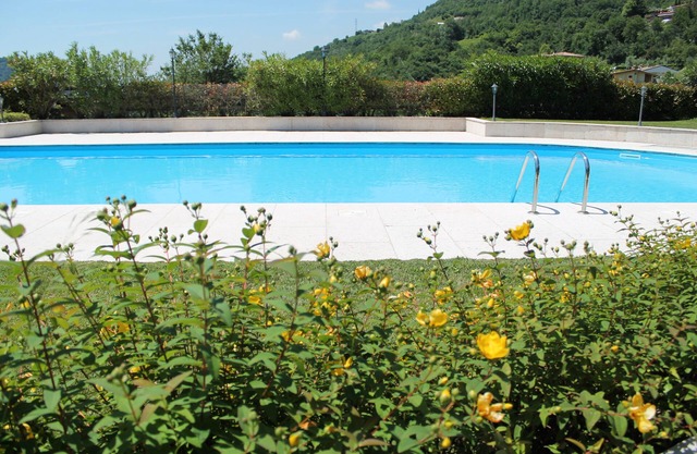 Little terraced house on the green hills above Salò - Red House