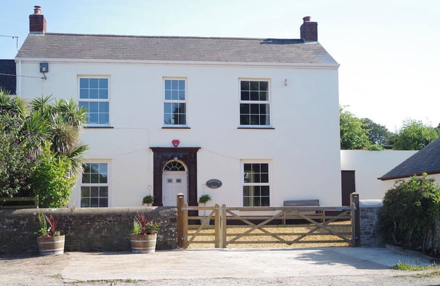LITTLEHAM COURT MANOR, pet friendly, with hot tub in Bideford