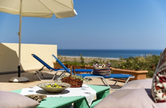 Live by the sea at House Almyra