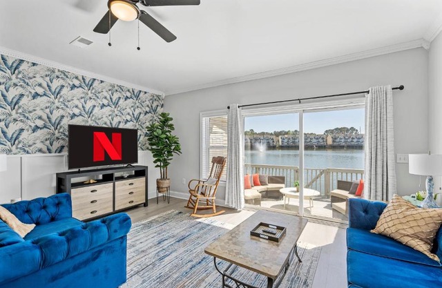 ☆Live on the Water! Lake Palmetto Palm w/Patio - 10Min to Downtown & Beaches☆