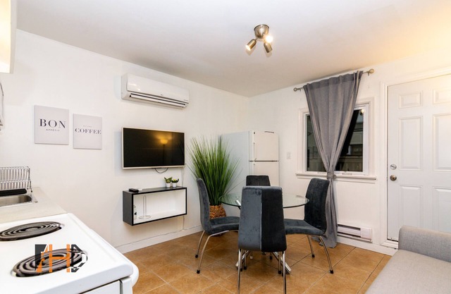 Lively 3 Bedroom multi-story Apartment in Historic Cabbagetown