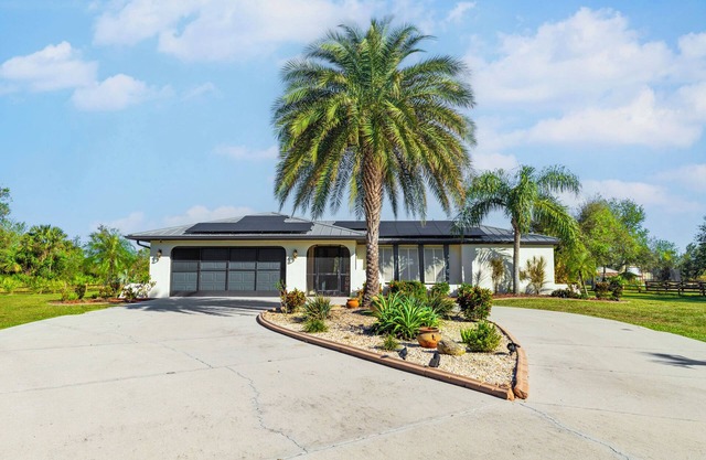 Living on mansion, 3br home in Punta Gorda with heated pool, 2 acres with pond