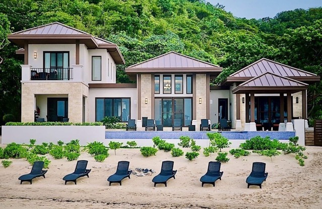 "LIVING WATERS ROATAN" CAMP BAY BEACH LUXURY OCEANFRONT VACATION VILLA