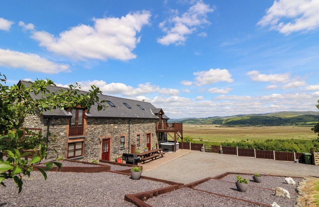 LLWYNGWINAU ISAF BARN, pet friendly, with hot tub in Tregaron