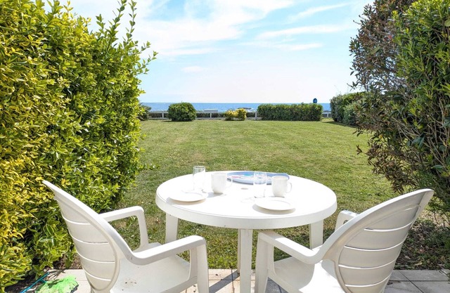 LocaLise - House D02 with sea view and beach front - Swimming pool - Garden