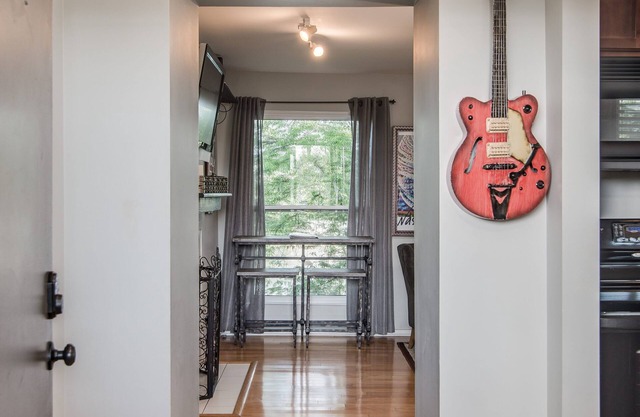 Located at the center of it all! Broadway, 1st TN Park, Nissan Stadium & more