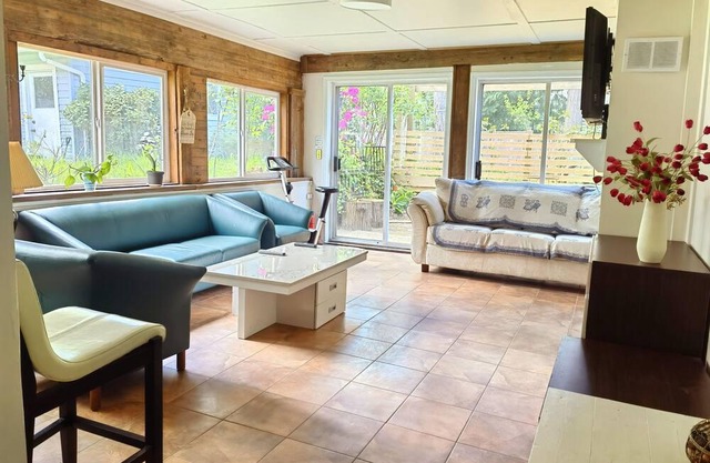 Located close to tourist hotspots! Spacious and comfy bedrooms