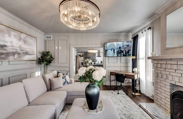 Located in the Munger Place Historic District, this remodeled gem blends timeless elegance with modern comfort. Accommodates 3 guests with a cozy queen-size bed, luxury linens, leather sofa, high-speed internet, and top-tier appliances.